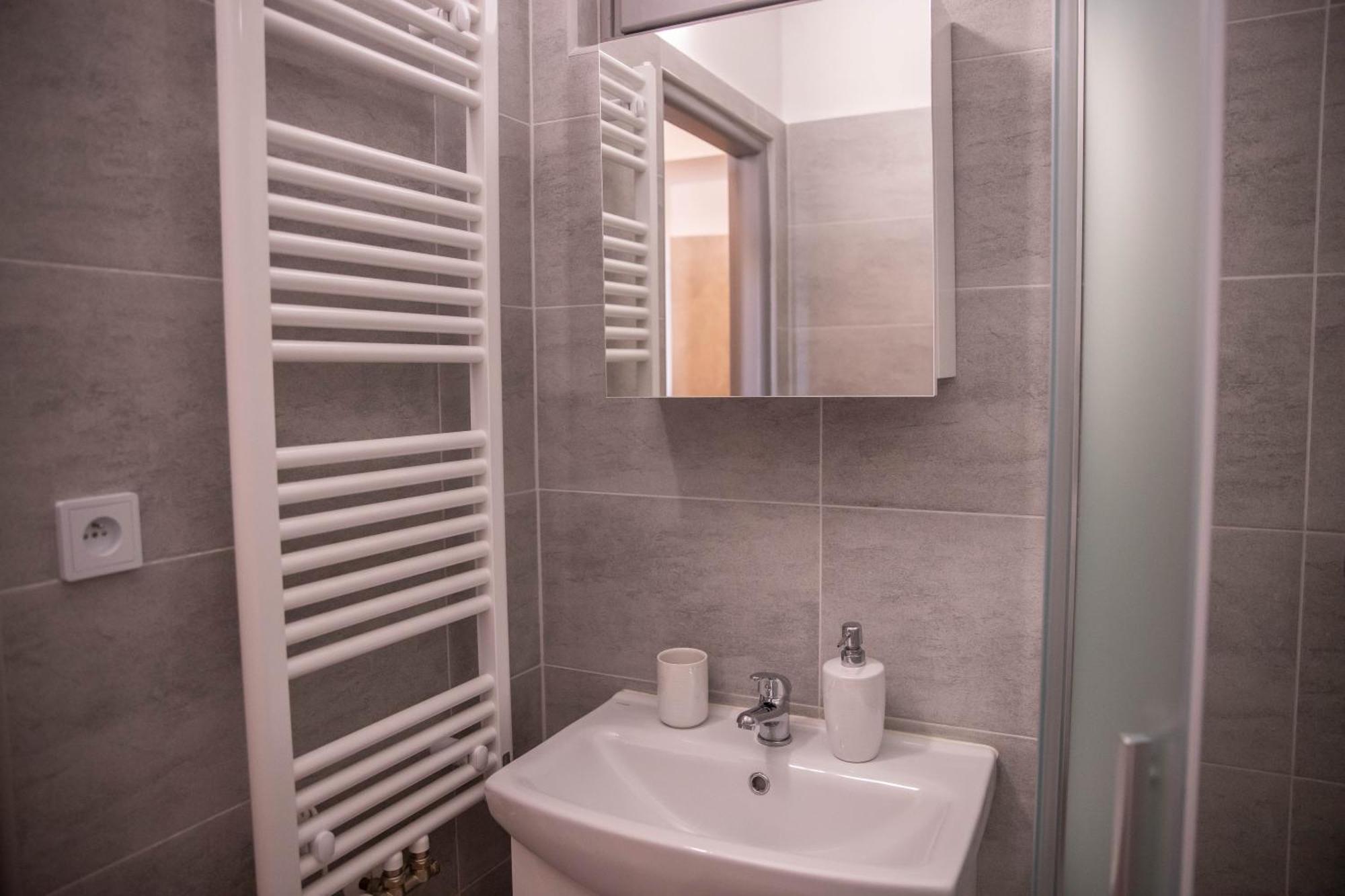 Prostorny Byt V Centru U Reky, 2 Loznice, Balkon Hradec Králové Exterior foto