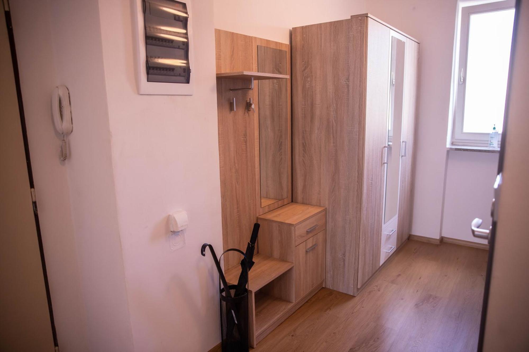 Prostorny Byt V Centru U Reky, 2 Loznice, Balkon Hradec Králové Exterior foto