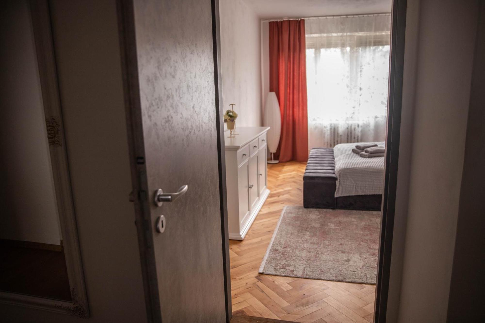 Prostorny Byt V Centru U Reky, 2 Loznice, Balkon Hradec Králové Exterior foto