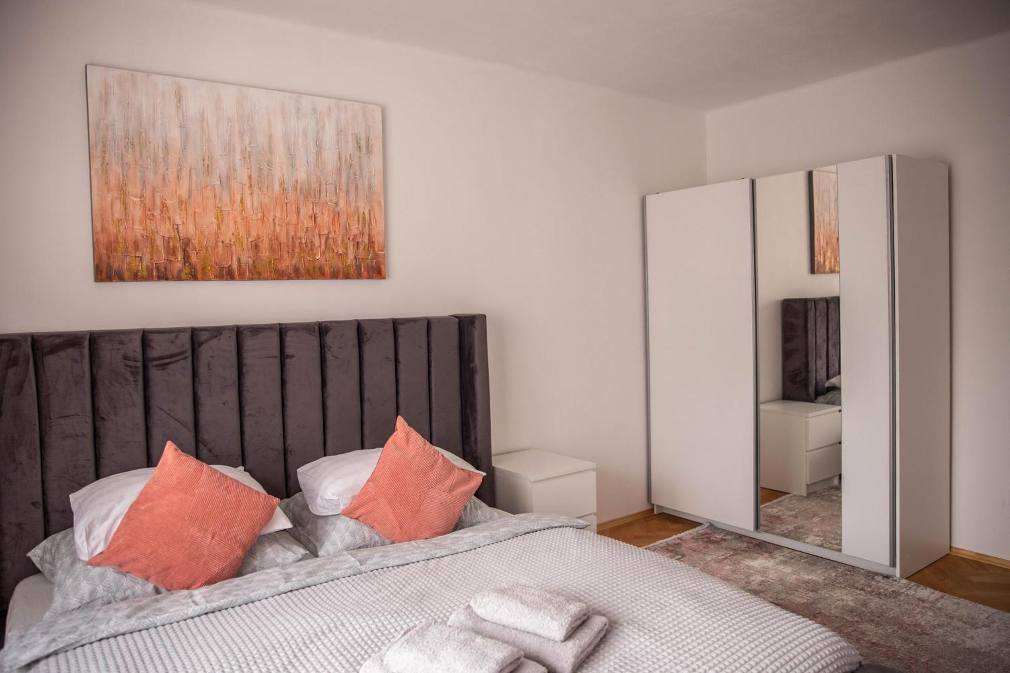 Prostorny Byt V Centru U Reky, 2 Loznice, Balkon Hradec Králové Exterior foto
