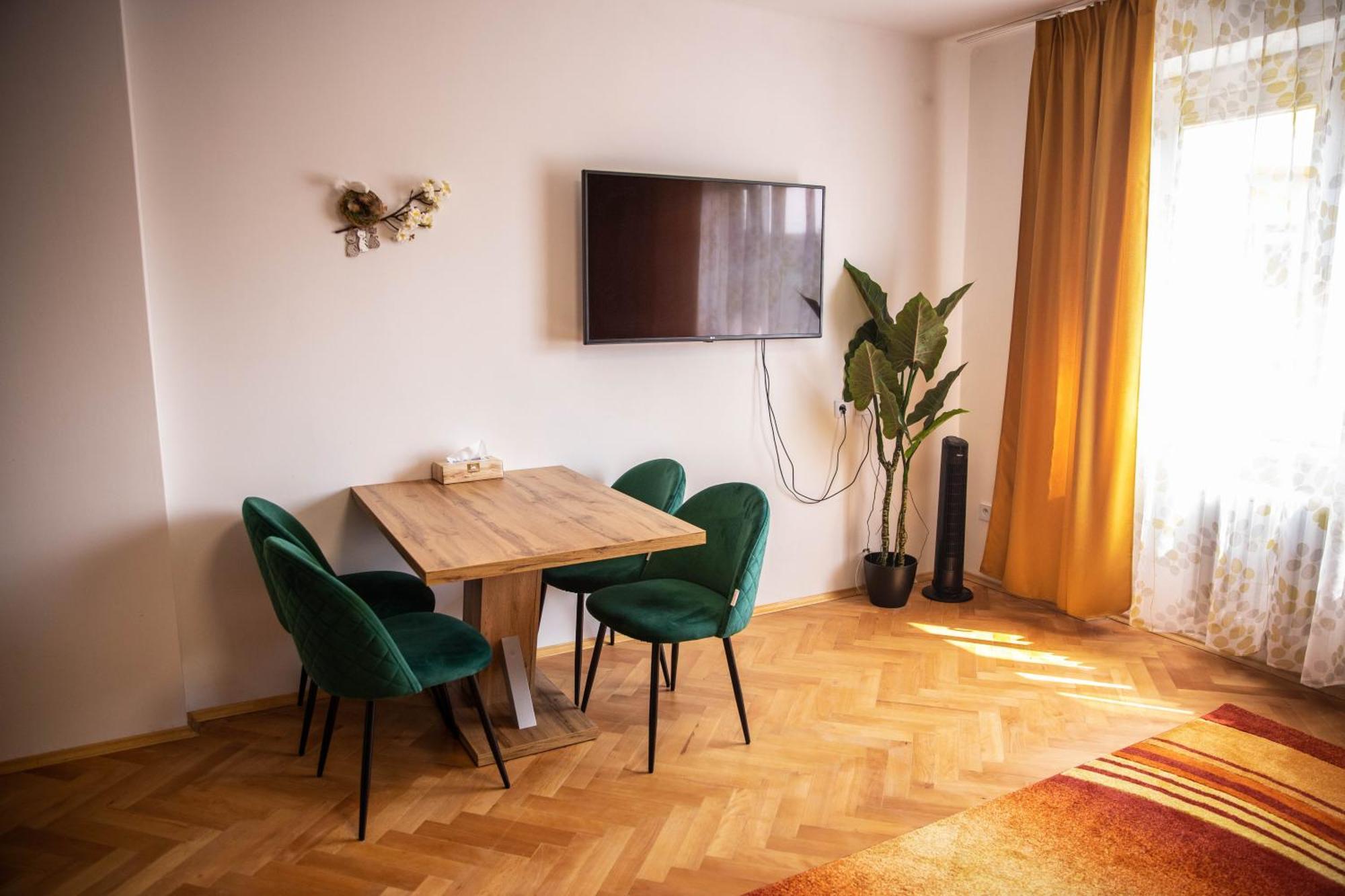 Prostorny Byt V Centru U Reky, 2 Loznice, Balkon Hradec Králové Exterior foto